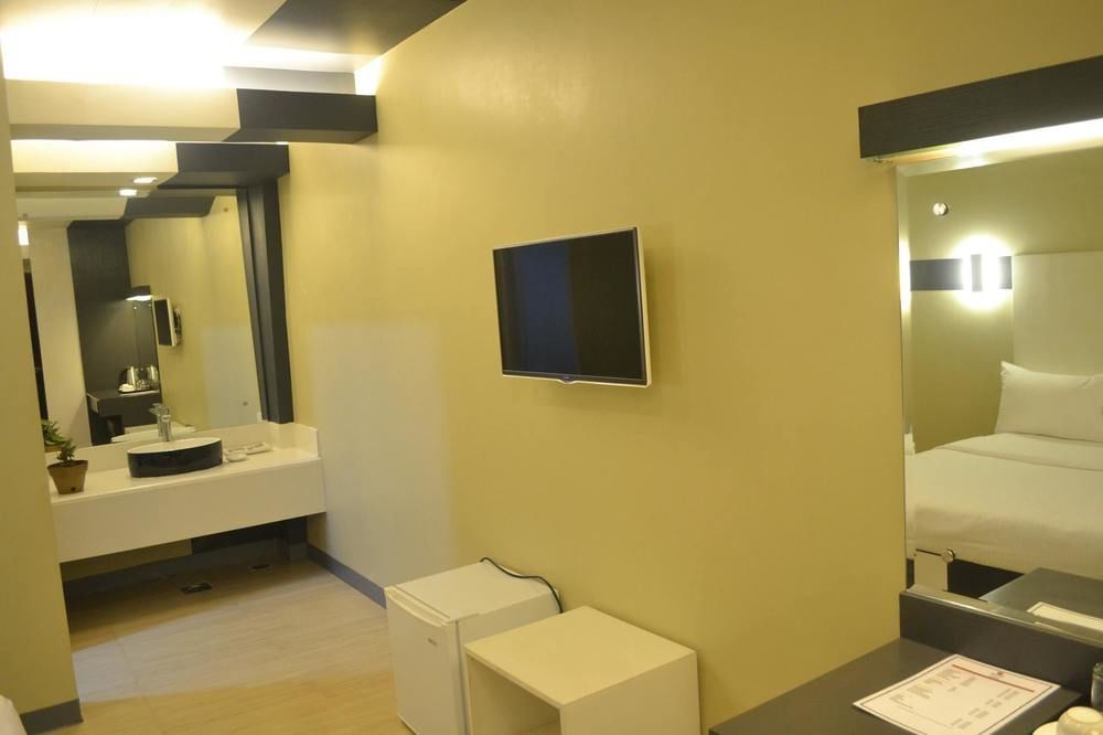 Tagum The Lucky 9 Budget Hotel מראה חיצוני תמונה